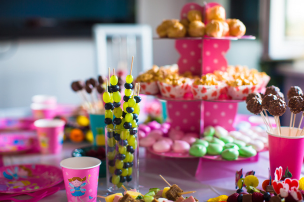 καναπέ φρούτων, σκάει λευκή κέικ σοκολάτας και ποπ κορν για γλυκό παιδικά πίνακα σε πάρτι γενεθλίων - Φωτογραφία, εικόνα