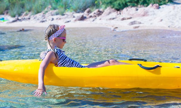 Piccola coraggiosa ragazza carina kayak nel mare blu chiaro
 - Foto, immagini