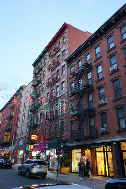 NEW YORK CITY, UNITED STATES - Feb 18, 2019: A vertical shot of a busy street with Christmas decorations in New York City, United States - Foto, Bild