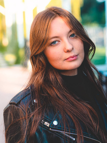 portrait of a beautiful young woman in a park - Valokuva, kuva