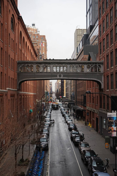 NEW YORK CITY, UNITED STATES - Feb 18, 2019: A vertical shot of a busy street in New York City, United States - Foto, Imagen