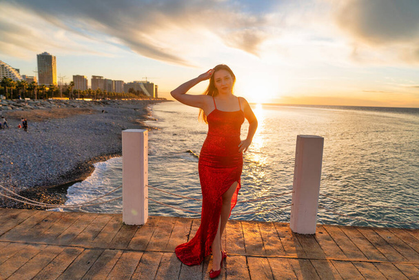 桟橋の赤いドレスの少女 - 写真・画像