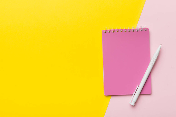 twee school gekleurde notebook op een bureau achtergrond, spiraal ambachtelijke notepad op een tafel Bovenaanzicht. - Foto, afbeelding