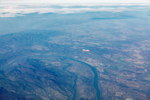 Вид з повітря на гори і річки. Вид на Землю з літака
  - Фото, зображення