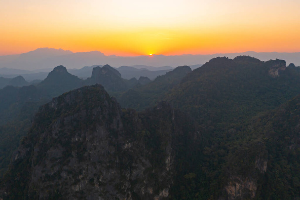 Vista aérea de los árboles forestales y las verdes colinas de montaña. Fondo de paisaje natural, Tailandia. - Foto, imagen