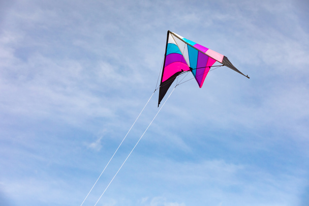 Pipa colorida voando no céu azul
  - Foto, Imagem