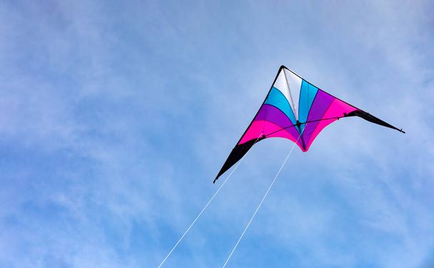 cerf-volant coloré volant dans le ciel bleu  - Photo, image