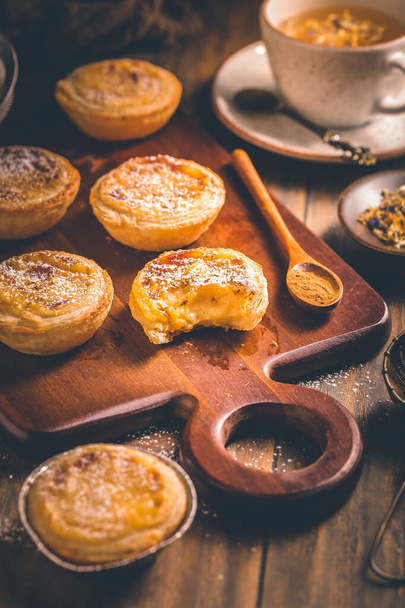 Pastel de nata - perinteinen portugalilainen munavanukas torttu leivonnaiset kupin teetä - Valokuva, kuva