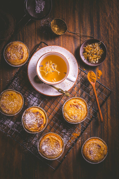 Pastel de nata - traditional Portuguese egg custard tart pastry with cup of tea - Foto, afbeelding