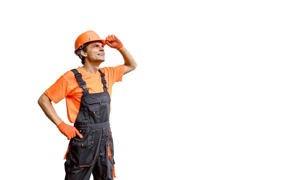 Junger glücklicher Mann Bauarbeiter mit Händen in unterschiedlicher Position auf weißem Hintergrund. Er trägt einen Schutzhelm. Kopierraum für Text und Logo - Foto, Bild