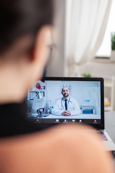 Otthoni videokamerás orvos hallgatója laptopon. - Fotó, kép
