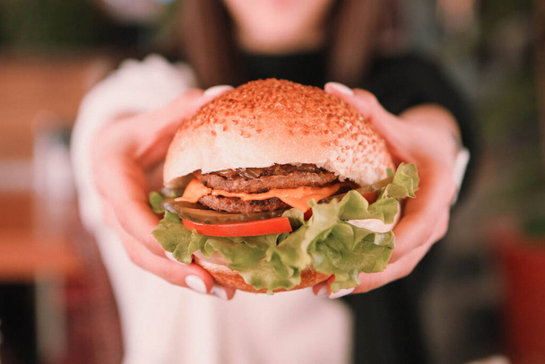 домашній гамбургер зі свіжими овочами
 - Фото, зображення