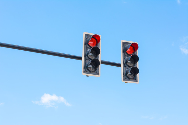 imagem do semáforo, o sinal vermelho é aceso. simbólico para segurar
 - Foto, Imagem
