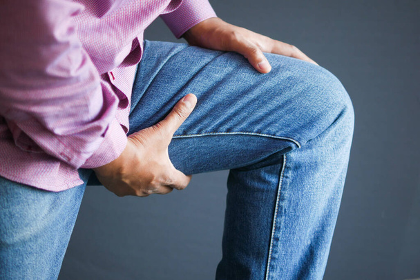 Gros plan sur l'homme souffrant de douleurs articulaires au genou - Photo, image