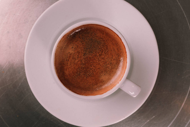 чашку кофе на столе  - Фото, изображение