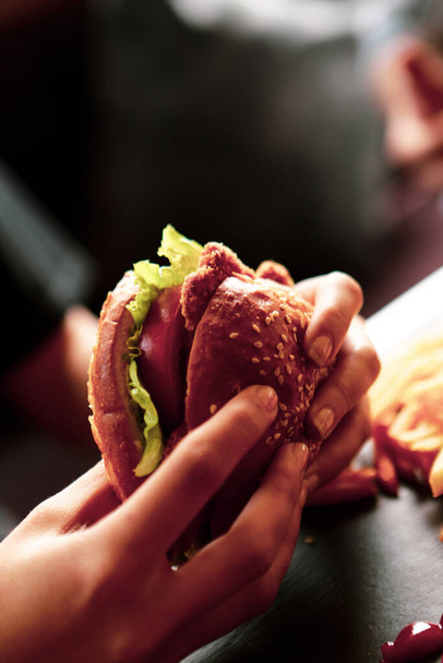 домашний гамбургер со свежими овощами - Фото, изображение