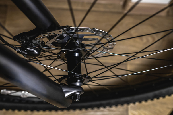 Bicycle wheel with hub and hydraulic disc brake - Foto, afbeelding
