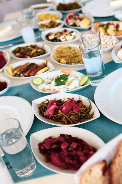Tradycyjny turecki i grecki stół meze obiad - Zdjęcie, obraz