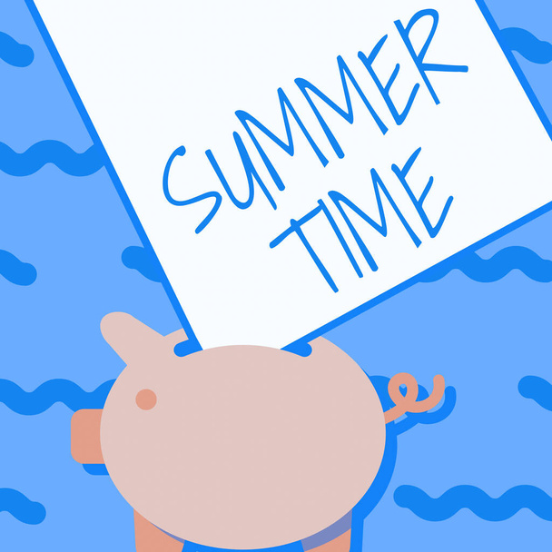 Tekst met inspiratie Summer Time. Internet Concept het heetste seizoen van het jaar gekenmerkt door korte nachten Piggy Bank Tekenen met grote vel papier vast in het gat. - Foto, afbeelding