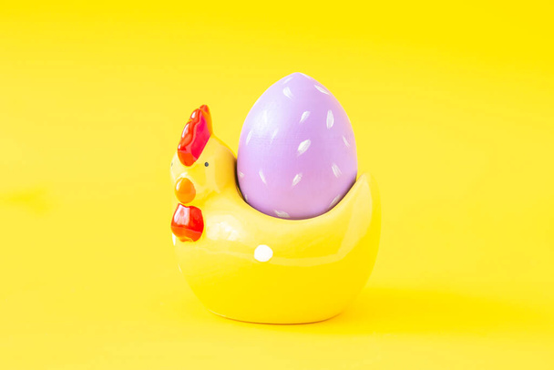 Easter greeting card with decorative chicken and painted egg. Easter concept - Fotoğraf, Görsel