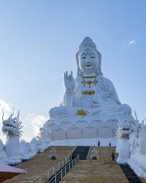 Wat Huay Pla Kang Chiang Rai Thaïlande, Wat Hua Pla Kang est l'un des temples les plus impressionnants de Chiang Rai. L'attraction principale de ce complexe de temple construit en 2001, est un Bouddha blanc de 100 mètres de haut - Photo, image