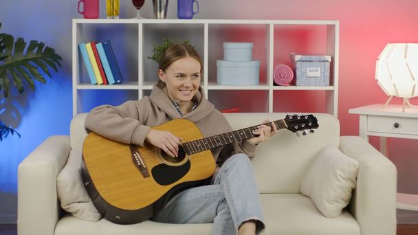 Girl playing acoustic guitar at home.  - Foto, Imagem