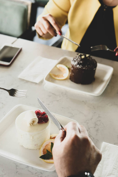 Крупним планом жінка їсть торт в кафе
 - Фото, зображення