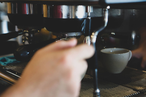 бариста заварює каву в кав'ярні
 - Фото, зображення