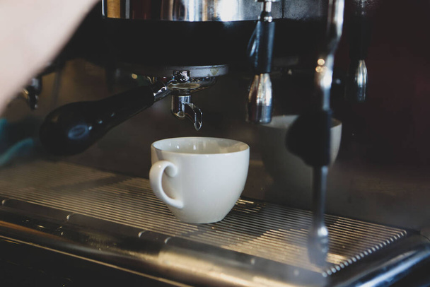 бариста заваривает кофе в кофейне - Фото, изображение