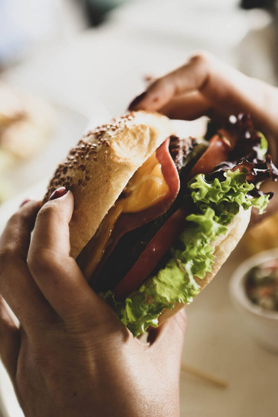 hausgemachter Hamburger mit frischem Gemüse - Foto, Bild