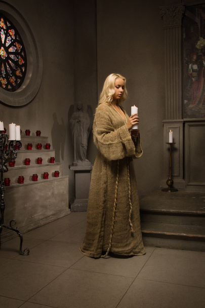 Nonne betend in einer mittelalterlichen Kirche - Φωτογραφία, εικόνα