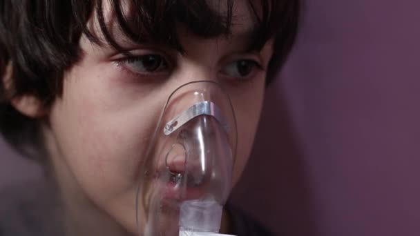ребенок делает вдох, мальчик вдыхает лекарство через маску - Кадры, видео