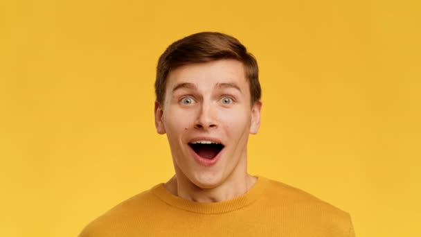 Guy Opening Mouth Looking At Camera In Amazement, Yellow Background - Filmagem, Vídeo