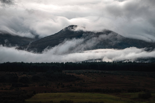 Upeita pilviä Ben Nevis vuoren huipun ympärillä Skotlannissa - 2021 - Valokuva, kuva