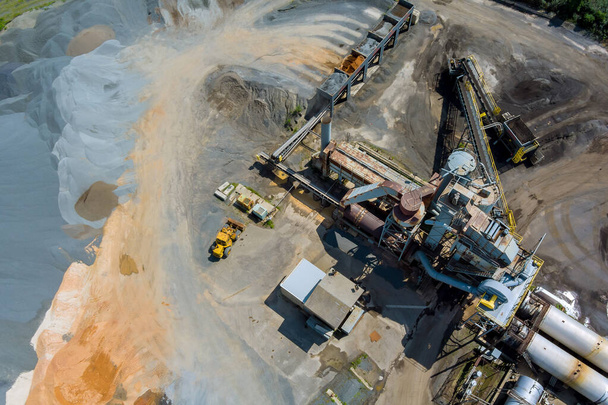 Asfaltin tuotantolaitos teollinen tuotantolaitos ympäröi kasoja soraa asfaltin seos - Valokuva, kuva