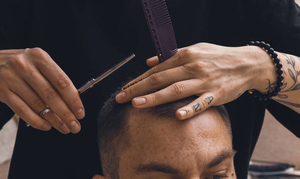 Processus de coiffure close-up. Les mains du coiffeur et du consommateur. Barbier coupe homme gros plan. - Photo, image
