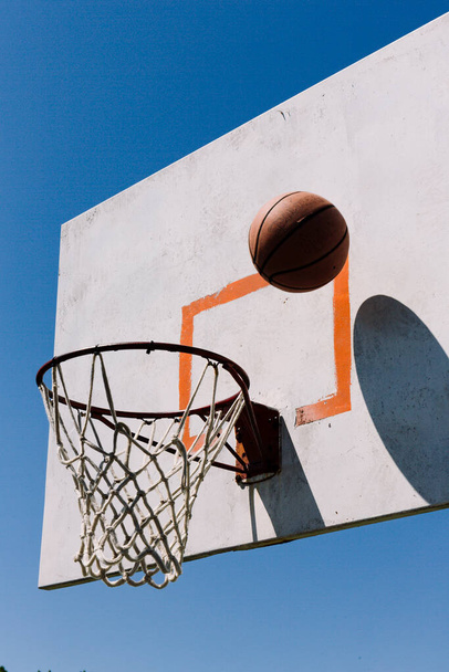 canestro da basket in campo - Foto, immagini