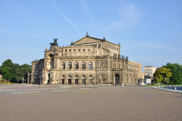 city view of opera house on a sunny day - Zdjęcie, obraz