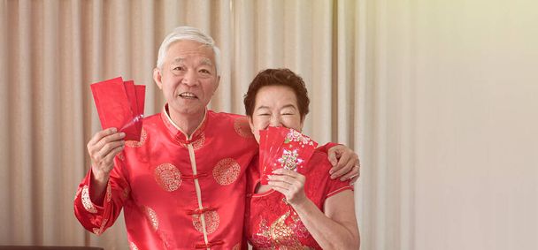 Asian family reunion celebrate Chinese New Year together happy culture red envelop - Foto, immagini