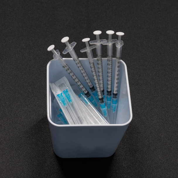 Equipo médico que incluye jeringas con agujas hipodérmicas con tapas de seguridad - Foto, imagen