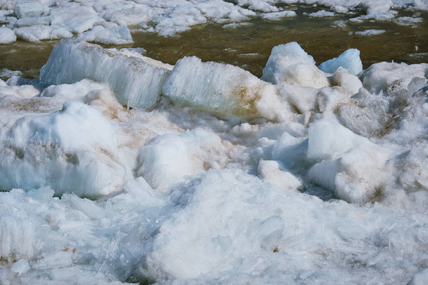 Baharda nehirde eriyen buzlar. Buz kayması zamanı. Doğal yapı. - Fotoğraf, Görsel