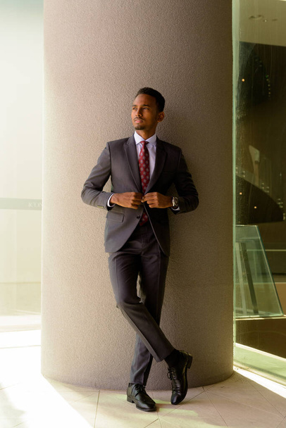 Портрет африканського бізнесмена, який носить костюм і краватку. - Фото, зображення
