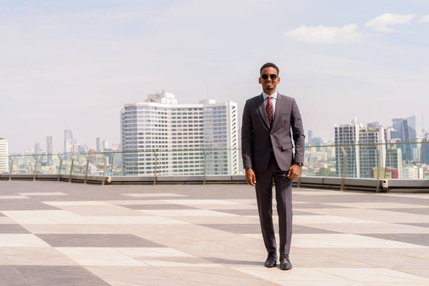 Porträt eines jungen afrikanischen Geschäftsmannes mit Anzug und Krawatte - Foto, Bild