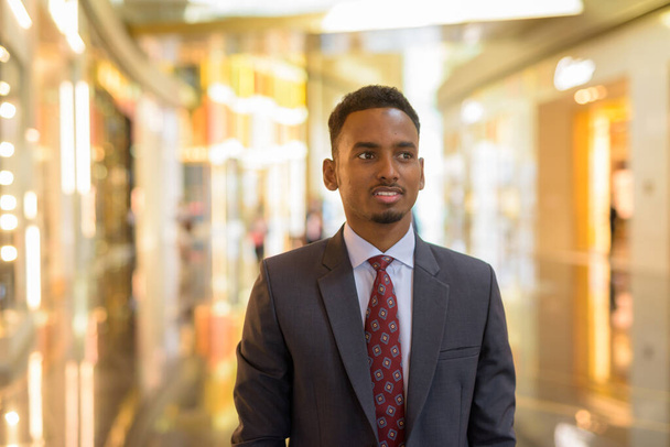 スーツとネクタイを着た若いアフリカ人実業家の肖像 - 写真・画像