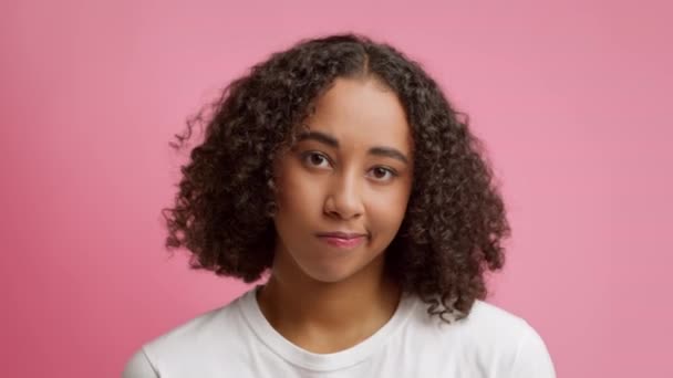 Clueless afro-américaine Millennial Lady haussant les épaules sur fond rose - Séquence, vidéo