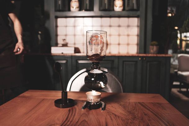 barista ζυθοποιίας καφέ στην αίθουσα καφέ - Φωτογραφία, εικόνα