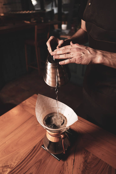 barista brewing coffee in the coffee room - Foto, Bild