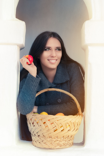 Young woman with a basket of ripe apples - Fotografie, Obrázek
