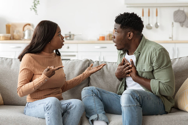 Emotional black husband and wife having fight at home - Foto, Bild