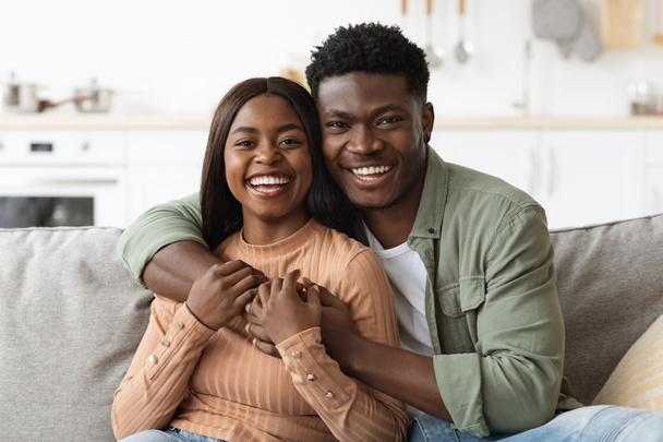 Closeup portrait of happy black couple, home interior - Foto, Bild